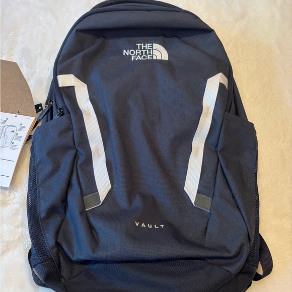NWT Unisex The North Face Vault Navy Blue and White Backpack with Padded Straps - Picture 5 of 9